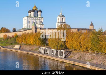 PSKOV, RUSSIE - 18 OCTOBRE 2024 : Cathédrale de la Trinité dans le Kremlin de Pskov un jour ensoleillé d'octobre Banque D'Images