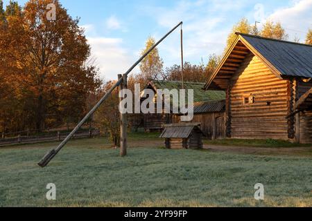 BUGROVO, RUSSIE - 18 OCTOBRE 2024 : une grue de puits d'un domaine paysan par un matin ensoleillé d'octobre. Musée 'Pouchkine Village'. Pushkinskie Gory Banque D'Images