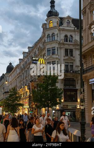 VIENNE, AUTRICHE - 10 AOÛT 2024 : les piétons passent devant des bâtiments historiques avec le restaurant McDonalds sur Karntner Strasse, la principale rue commerçante de Vienne Banque D'Images