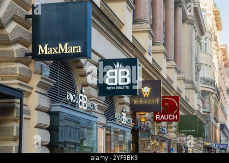 VIENNE, AUTRICHE - 12 AOÛT 2024 : enseignes de marques de luxe sur les bâtiments historiques de la rue commerçante Kohlmarkt dans le centre-ville. Architecte historique Banque D'Images