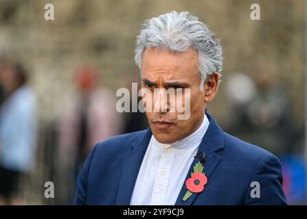 Matthew Amroliwala (BBC News) a diffusé depuis College Green, Westminster, suite au premier budget du nouveau gouvernement travailliste - 30 octobre 2024 Banque D'Images