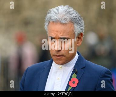 Matthew Amroliwala (BBC News) a diffusé depuis College Green, Westminster, suite au premier budget du nouveau gouvernement travailliste - 30 octobre 2024 Banque D'Images