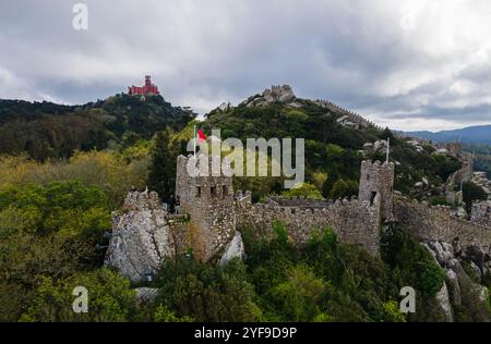 Château des Maures ou Castelo dos Mouros est un château médiéval perché dans la ville de Sintra près de Lisbonne, Portugal. Vue aérienne par drone. Ce château fait partie de Banque D'Images