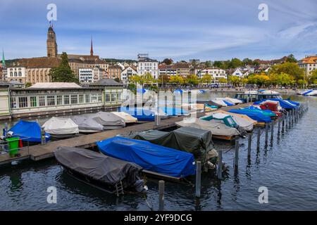 Ville de Zurich, Suisse, horizon et jetée avec des bateaux dans la marina sur la rivière Limmat. Banque D'Images