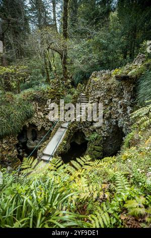 Jardins et pont de pierre sur un étang de Quinta da Regaleira, Sintra au Portugal Banque D'Images