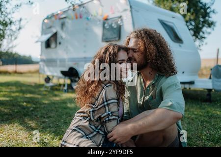 Jeune couple est en voyage de camping dans la nature. Caravane voyageant pour les jeunes. Banque D'Images