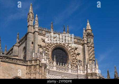 Détails architecturaux de la cathédrale de Séville à Séville, Andalousie, Espagne. Extérieur de la rosace avec ornementation gothique. Banque D'Images