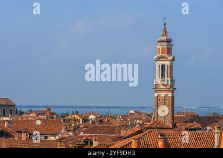 Ville de Venise en Italie, Campanile dei Santi Apostoli à Venise - L'église des Saints Apôtres du Christ horloge et clocher au-dessus des maisons toits Banque D'Images