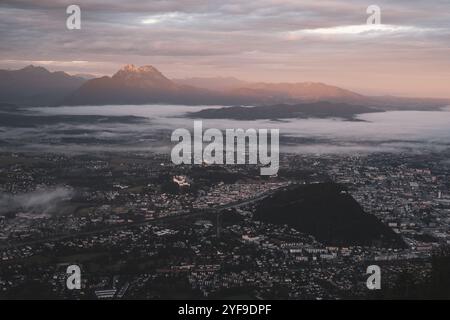 AM Gipfel des Gaisberges zu Sonnenaufgang mit Blick auf die umliegende Berglandschaft und die Stadt Salzburg mit Nebelschwaden im Herbst AM 22.10.2024. // au sommet du Gaisberg au lever du soleil avec vue sur le paysage montagneux environnant et la ville de Salzbourg avec des flocons de brouillard en automne le 22 octobre 2024. - 20241022 PD22155 crédit : APA-PictureDesk/Alamy Live News Banque D'Images