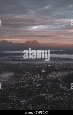 AM Gipfel des Gaisberges zu Sonnenaufgang mit Blick auf die umliegende Berglandschaft und die Stadt Salzburg mit Nebelschwaden im Herbst AM 22.10.2024. // au sommet du Gaisberg au lever du soleil avec vue sur le paysage montagneux environnant et la ville de Salzbourg avec des flocons de brouillard en automne le 22 octobre 2024. - 20241022 PD22149 crédit : APA-PictureDesk/Alamy Live News Banque D'Images