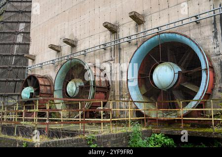 Grands ventilateurs industriels sur le site classé au patrimoine mondial de l'UNESCO de l'ancienne mine de charbon et monument Zollverein à Essen, Allemagne Banque D'Images