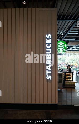 KUALA LUMPUR, MALAISIE - 11 MARS 2023 : Café Starbucks à Kuala Lumpur. Banque D'Images