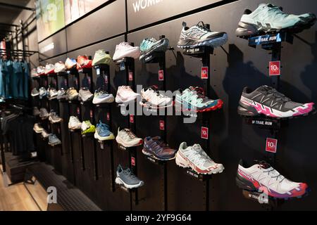 KUALA LUMPUR, MALAISIE - 11 MARS 2023 : chaussures exposées dans le magasin Salomon au centre commercial Gardens Mall de Kuala Lumpur. Banque D'Images