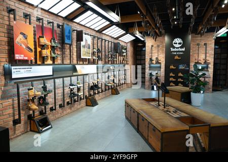 KUALA LUMPUR, MALAISIE - 11 MARS 2023 : chaussures exposées au magasin Timberland à Kuala Lumpur. Banque D'Images