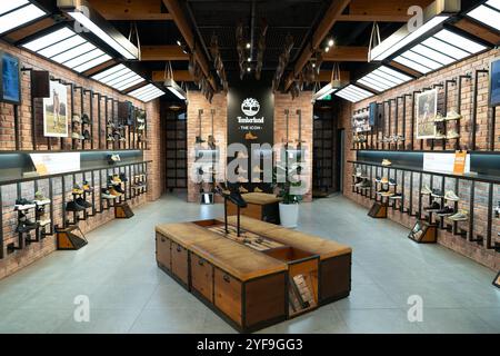 KUALA LUMPUR, MALAISIE - 11 MARS 2023 : chaussures exposées au magasin Timberland à Kuala Lumpur. Banque D'Images