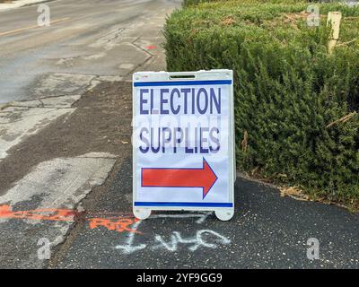 Santa Barbara, Californie, États-Unis. 2 novembre 2024. Signe dit Election Supplies, avec USA écrit sur le sol avec de la craie (crédit image : © Amy Katz/ZUMA Press Wire) USAGE ÉDITORIAL SEULEMENT! Non destiné à UN USAGE commercial ! Banque D'Images