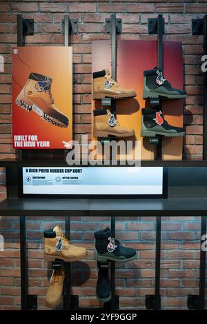 KUALA LUMPUR, MALAISIE - 11 MARS 2023 : chaussures exposées au magasin Timberland à Kuala Lumpur. Banque D'Images