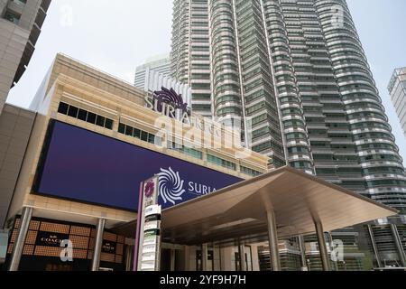 KUALA LUMPUR, MALAISIE - 15 MARS 2023 : Centre commercial Suria KLCC à Kuala Lumpur. Banque D'Images