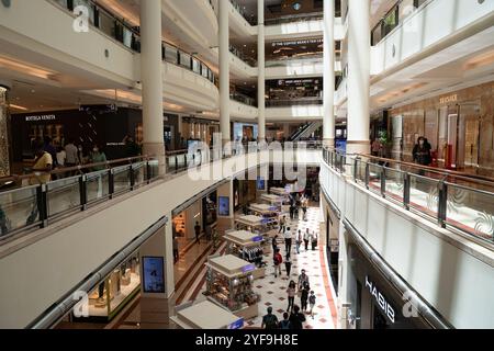 KUALA LUMPUR, MALAISIE - 15 MARS 2023 : photo intérieure du centre commercial Suria KLCC à Kuala Lumpur. Banque D'Images