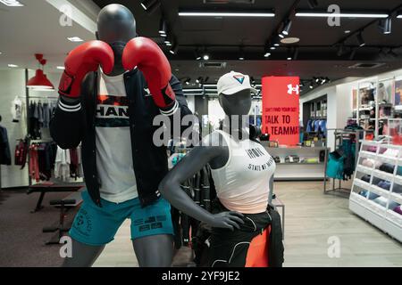 KUALA LUMPUR, MALAISIE - 15 MARS 2023 : mannequins habillés vus au magasin Under Armour à Kuala Lumpur Banque D'Images