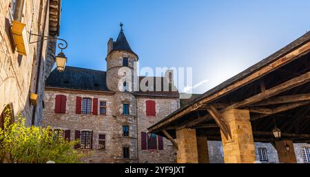 La place de la Halle et l'hôtel Fabri, à Martel, dans le Lot, en Occitanie Banque D'Images
