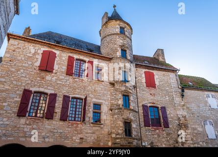La place de la Halle et l'hôtel Fabri, à Martel, dans le Lot, en Occitanie Banque D'Images