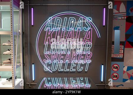 KUALA LUMPUR, MALAISIE - 15 MARS 2023 : à l'intérieur du magasin Adidas Sneaker Collect au centre commercial Suria KLCC à Kuala Lumpur. Banque D'Images