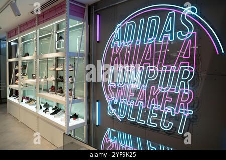 KUALA LUMPUR, MALAISIE - 15 MARS 2023 : à l'intérieur du magasin Adidas Sneaker Collect au centre commercial Suria KLCC à Kuala Lumpur. Banque D'Images