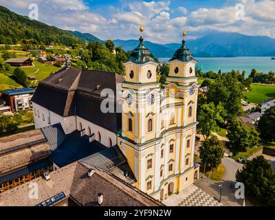 L'église historique de Michael. Site de mariage emblématique de la mélodie de la musique à Mondsee, en haute-Autriche Banque D'Images