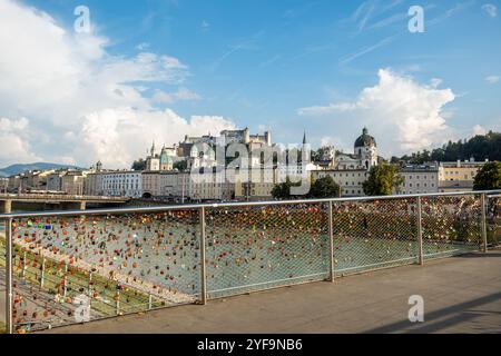 Cadenas sur le pont Pont à Salzbourg, Autriche symbole de l'amour Banque D'Images