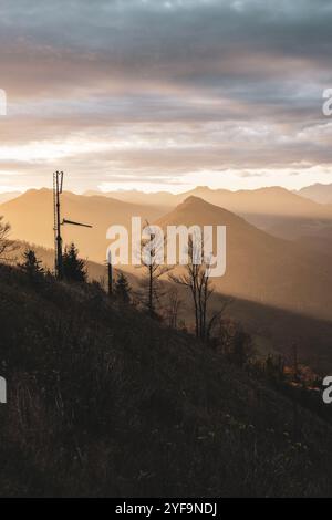 AM Gipfel des Gaisberges zu Sonnenaufgang mit Blick auf die umliegende Berglandschaft und die Stadt Salzburg mit Nebelschwaden im Herbst AM 22.10.2024. // au sommet du Gaisberg au lever du soleil avec vue sur le paysage montagneux environnant et la ville de Salzbourg avec des flocons de brouillard en automne le 22 octobre 2024. - 20241022 PD22161 crédit : APA-PictureDesk/Alamy Live News Banque D'Images