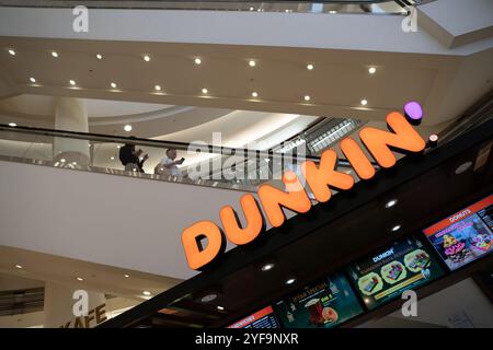 KUALA LUMPUR, MALAISIE - 23 MARS 2023 : Dunkin' Donuts au centre commercial Suria KLCC à Kuala Lumpur. Banque D'Images