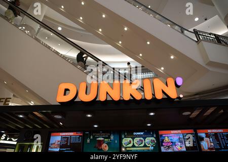 KUALA LUMPUR, MALAISIE - 23 MARS 2023 : Dunkin' Donuts au centre commercial Suria KLCC à Kuala Lumpur. Banque D'Images