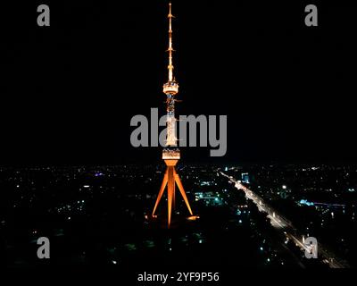 Vue aérienne de la tour de télévision de Tachkent en Ouzbékistan la nuit Banque D'Images