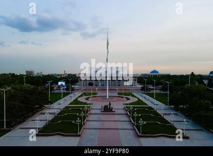 Vue aérienne du drapeau national et Palais de l'amitié des peuples sur la place Bunyodkor dans la ville de Tachkent, Ouzbékistan Banque D'Images