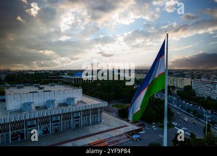 Vue aérienne du drapeau national et Palais de l'amitié des peuples sur la place Bunyodkor dans la ville de Tachkent, Ouzbékistan Banque D'Images