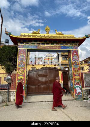 Moines bouddhistes devant le monastère de Bir Billing, Himachal Pradesh, Inde Banque D'Images