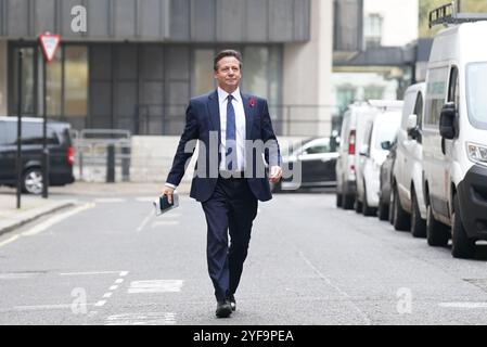 Nouvellement nommé co-président du Parti conservateur, Nigel Huddleston, arrive au siège du parti à Matthew Parker St, dans le centre de Londres. Date de la photo : lundi 4 novembre 2024. Banque D'Images