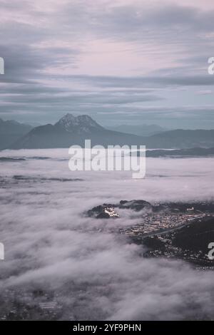 AM Gipfel des Gaisberges zu Sonnenaufgang mit Blick auf die umliegende Berglandschaft und die Stadt Salzburg mit Nebelschwaden im Herbst AM 22.10.2024. // au sommet du Gaisberg au lever du soleil avec vue sur le paysage montagneux environnant et la ville de Salzbourg avec des flocons de brouillard en automne le 22 octobre 2024. - 20241022 PD22160 crédit : APA-PictureDesk/Alamy Live News Banque D'Images