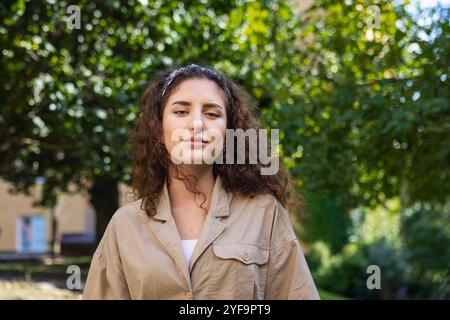 Portrait de belle femme au parc pendant la journée ensoleillée Banque D'Images
