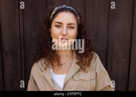 Portrait en gros plan d'une jeune femme contre un mur Banque D'Images