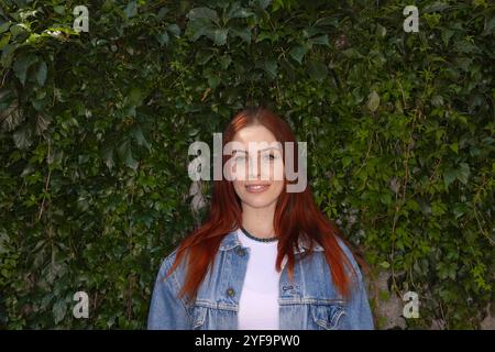 Portrait de belle jeune femme contre les plantes rampantes Banque D'Images