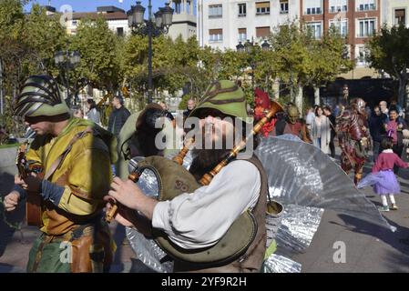 Logroño, la Rioja, Espagne. 3e noveber 2024.artistes de rue médiévaux et danseurs divertissant pendant le festival historique, avec de la musique live. Banque D'Images