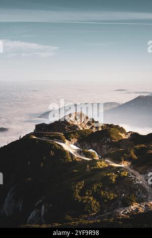 AM Gipfel des Salzburger Hochthron, dem Untersberg, zu Sonnenaufgang AM 21.10.2024. // au sommet du Salzburger Hochthron, l'Untersberg, au lever du soleil le 21 octobre 2024. - 20241021 PD20662 crédit : APA-PictureDesk/Alamy Live News Banque D'Images