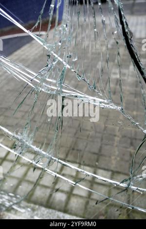 Détail de verre brisé jeté à la poubelle, crime Banque D'Images