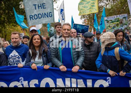 Londres, Royaume-Uni, 3 novembre 2024. Le naturaliste Chris Packham se tient derrière une bannière de protestation. Des milliers de personnes assistent à la « Marche pour l’eau propre » qui s’est tenue dans le centre de Londres. Organisés par une coalition de groupes environnementaux et politiques ainsi que par des personnalités célèbres, la marche et le rassemblement visent à attirer l'attention sur l'industrie de l'eau et l'état actuel des voies navigables britanniques. Le mouvement réclame trois choses : la réforme et la réglementation de l'industrie de l'eau, l'application des lois en vigueur et l'assurance que les compagnies de l'eau investissent dans les infrastructures. Crédit : James Willoughby/Alamy Live News Banque D'Images