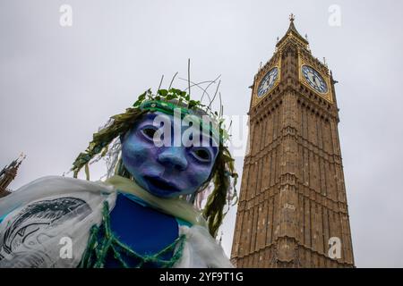 Londres, Royaume-Uni, 3 novembre 2024. Une marionnette géante se tient devant Big Ben. Des milliers de personnes assistent à la « Marche pour l’eau propre » qui s’est tenue dans le centre de Londres. Organisés par une coalition de groupes environnementaux et politiques ainsi que par des personnalités célèbres, la marche et le rassemblement visent à attirer l'attention sur l'industrie de l'eau et l'état actuel des voies navigables britanniques. Le mouvement réclame trois choses : la réforme et la réglementation de l'industrie de l'eau, l'application des lois en vigueur et l'assurance que les compagnies de l'eau investissent dans les infrastructures. Crédit : James Willoughby/ALAMY Live News Banque D'Images