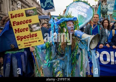 Londres, Royaume-Uni, 3 novembre 2024. Un manifestant crie à travers un hurleur fort. Des milliers de personnes assistent à la « Marche pour l’eau propre » qui s’est tenue dans le centre de Londres. Organisé par une coalition de groupes environnementaux et politiques ainsi que par des personnalités célèbres, la marche et le rassemblement visent à attirer l'attention sur l'industrie de l'eau et l'état actuel des voies navigables britanniques. Le mouvement réclame trois choses : la réforme et la réglementation de l'industrie de l'eau, l'application des lois en vigueur et l'assurance que les compagnies de l'eau investissent dans les infrastructures. Crédit : James Willoughby/ALAMY Live News Banque D'Images