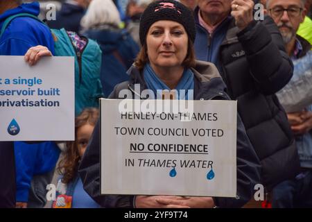 Londres, Royaume-Uni. 3 novembre 2024. Des milliers de personnes participent à la marche pour l'eau potable, appelant le gouvernement à agir sur l'eau potable et à mettre fin au déversement des eaux usées dans les eaux britanniques. Crédit : Vuk Valcic/Alamy Live News Banque D'Images