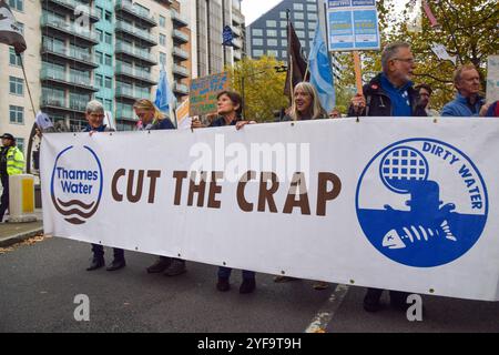 Londres, Royaume-Uni. 3 novembre 2024. Des milliers de personnes participent à la marche pour l'eau potable, appelant le gouvernement à agir sur l'eau potable et à mettre fin au déversement des eaux usées dans les eaux britanniques. Crédit : Vuk Valcic/Alamy Live News Banque D'Images